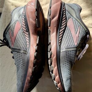 Brooks Women's Shoes in Gray and Pink GTS XX size 9